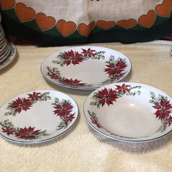 Totally Today Poinsettia On Edge, Green Trim one each Dinner, salad & co… - Picture 2 of 6